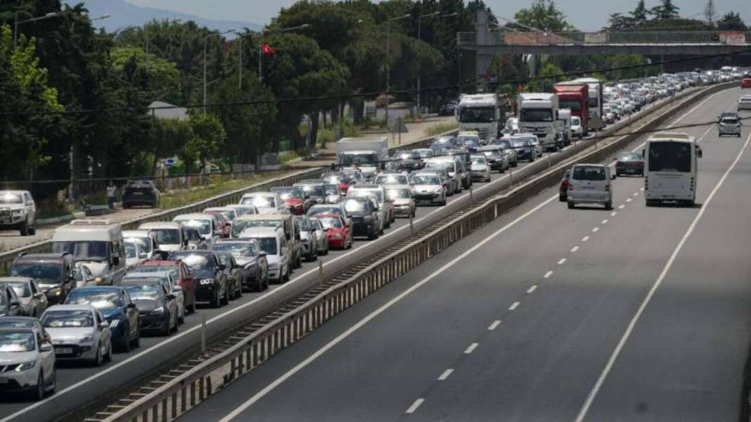 Bayram bitti, tatilcilerin dönüş tatilcilerin dönüş çilesi başladı: Tekirdağ ve İzmit yolunda trafik kilitlendi 1