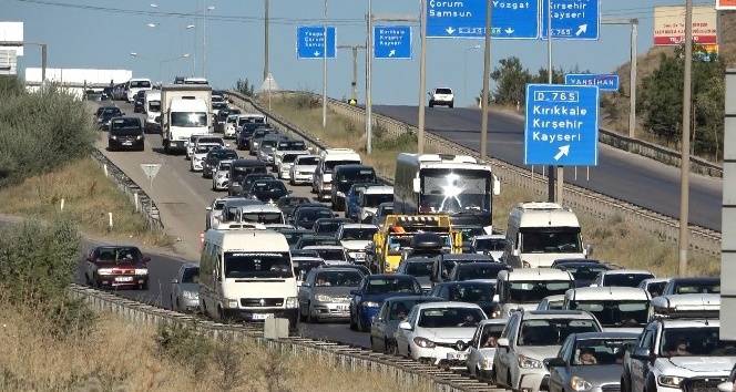 Bayram bitti, tatilcilerin dönüş tatilcilerin dönüş çilesi başladı: Tekirdağ ve İzmit yolunda trafik kilitlendi 4