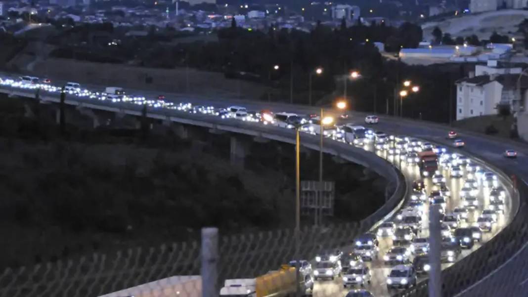 Bayram bitti, tatilcilerin dönüş tatilcilerin dönüş çilesi başladı: Tekirdağ ve İzmit yolunda trafik kilitlendi 3