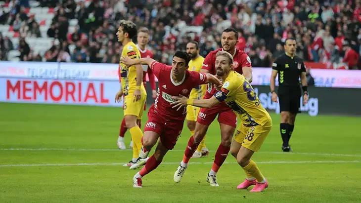 Süper Lig'de 33. haftanın programı: Hangi takımlar küme düşebilir? 5