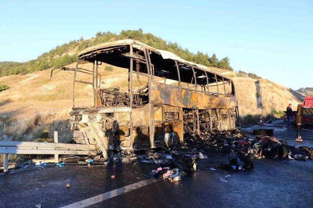 8 kişinin yanarak can verdiği otobüsten geriye  demir iskelet kaldı: Yol ulaşıma 5 saat sonra açıldı 7