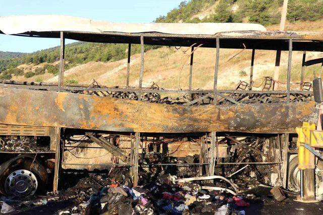 8 kişinin yanarak can verdiği otobüsten geriye  demir iskelet kaldı: Yol ulaşıma 5 saat sonra açıldı 6