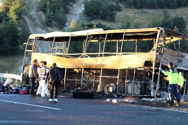 8 kişinin yanarak can verdiği otobüsten geriye  demir iskelet kaldı: Yol ulaşıma 5 saat sonra açıldı 4