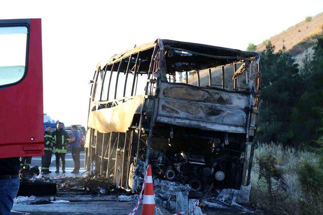8 kişinin yanarak can verdiği otobüsten geriye  demir iskelet kaldı: Yol ulaşıma 5 saat sonra açıldı 5