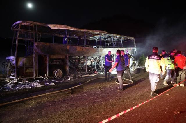 8 kişinin yanarak can verdiği otobüsten geriye  demir iskelet kaldı: Yol ulaşıma 5 saat sonra açıldı 3