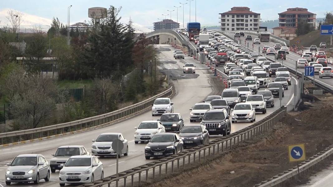 Bayram bitti, tatilcilerin dönüş tatilcilerin dönüş çilesi başladı: Tekirdağ ve İzmit yolunda trafik kilitlendi 6