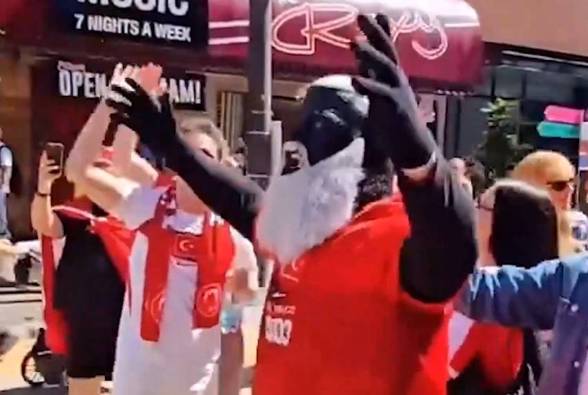 Dünyanın ilgisini çeken Türk: Kimliği belli oldu, yüzünü boyamasının nedeni bakın neymiş? 3