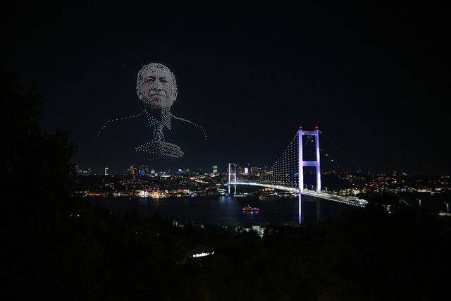15 Temmuz'un 10. yılında 1500 dronlu ışık gösterisi izleyenleri cezbetti 3