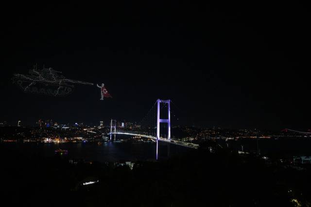 15 Temmuz'un 10. yılında 1500 dronlu ışık gösterisi izleyenleri cezbetti 6