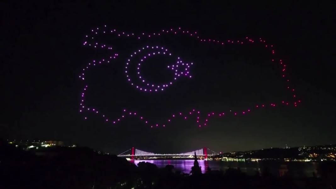 15 Temmuz'un 10. yılında 1500 dronlu ışık gösterisi izleyenleri cezbetti 4