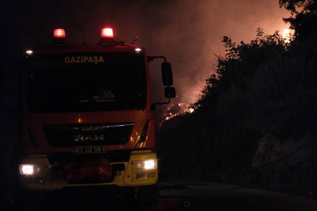 Alanya cehenneme döndü: Yangın 25 kilometrelik alanı sardı, onlarca ev tahliye edilirken hayvanlar da mahsur kaldı 2