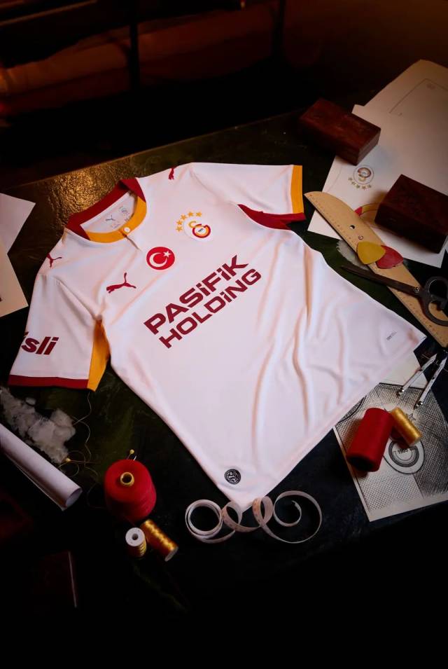 Galatasaray'dan gıcır gıcır formasıyla 5 yıldızlı şov: Fiyatı ise dudak uçuklattı 5