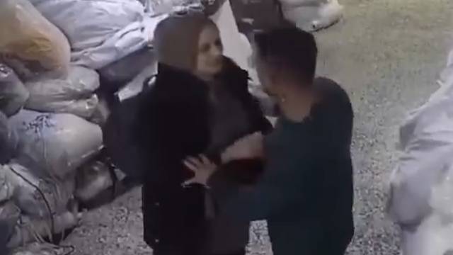 Türkiye bu taciz skandalını konuşuyor! İş yerlerini gezerek erkekleri hedef alan kadının o görüntüleri şaşkınlık yarttı! 4