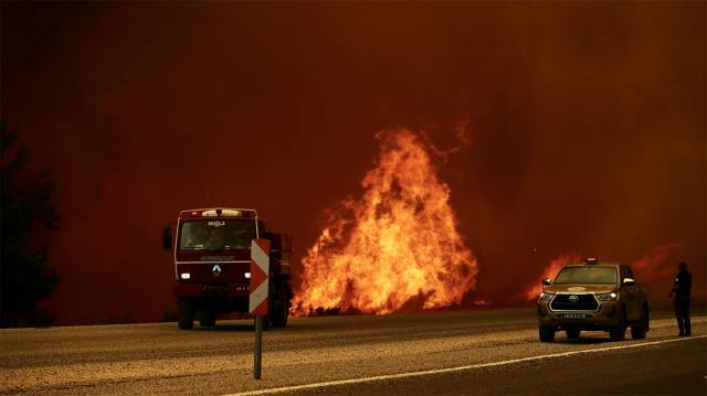Antalya ve Muğla'dan cehennemi andıran görüntüler: Çıkan orman yangınında evler tahliye edildi, iki ili birbirine bağlayan yol kapatıldı! 6