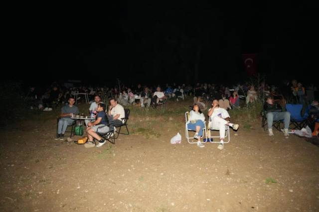 Perseid meteor şöleni: Binlerce kişi izledi, Trafik kilitlendi, kilometrelerce yürüdüler... 5
