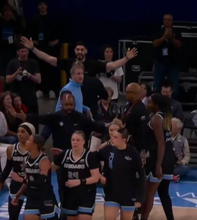 FETÖ'cü Enes Kanter yaka paça salondan dışarı atıldı 4