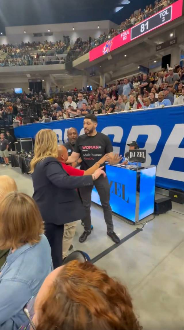 FETÖ'cü Enes Kanter yaka paça salondan dışarı atıldı 2