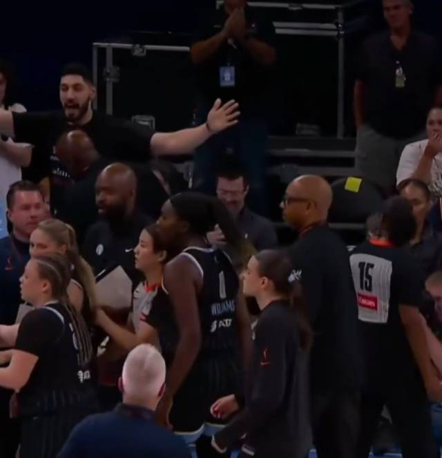 FETÖ'cü Enes Kanter yaka paça salondan dışarı atıldı 7