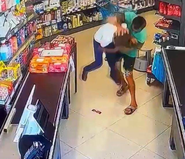 Türkiye bu görüntüleri konuşuyor: Markette dehşeti yaşayan çocuk o anları anlattı 2
