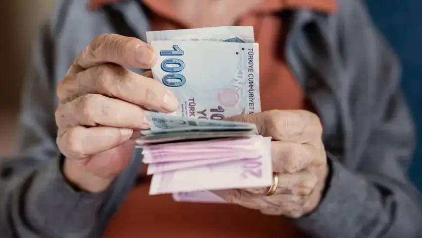 Bankalar yarışta, kesenin ağzı açıldı! Emekliler için son 8 gün 14
