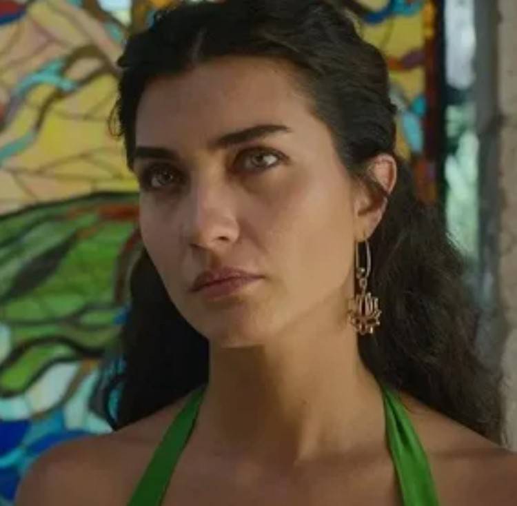 Gala gecesinde ilginç görüntüler: Derya Pınar Ak ve Tuba Büyüküstün arasında röportaj krizi... 6