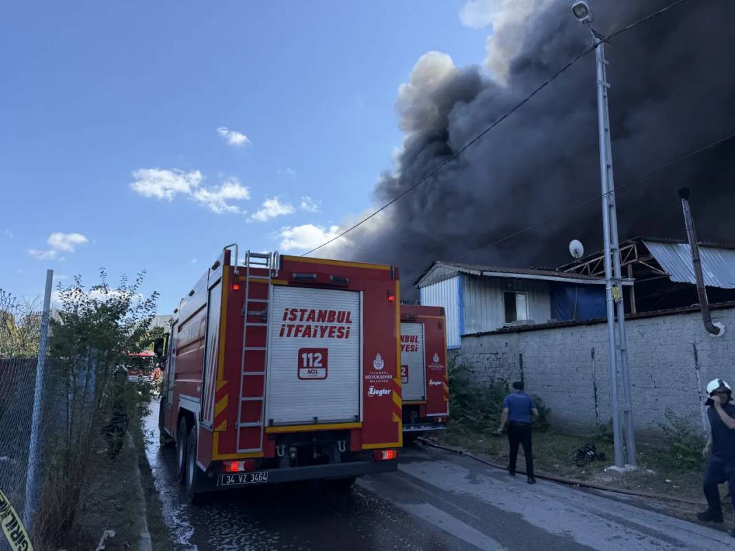 Tuzla'da alevler göğe yükseldi: Lojistik depoda başlayan yangın diğer fabrikalara sıçradı! 10