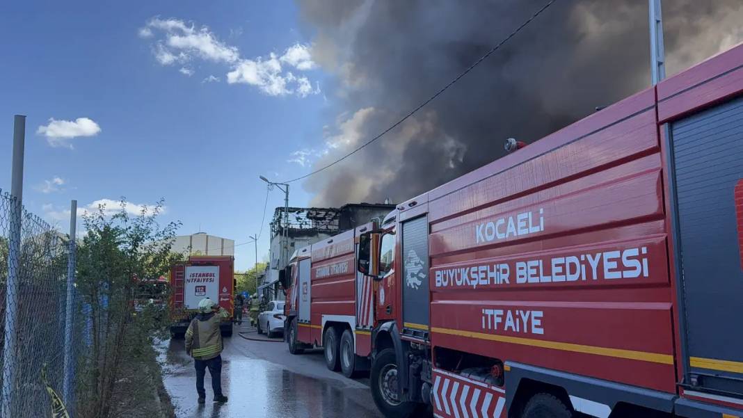 Tuzla'da alevler göğe yükseldi: Lojistik depoda başlayan yangın diğer fabrikalara sıçradı! 1