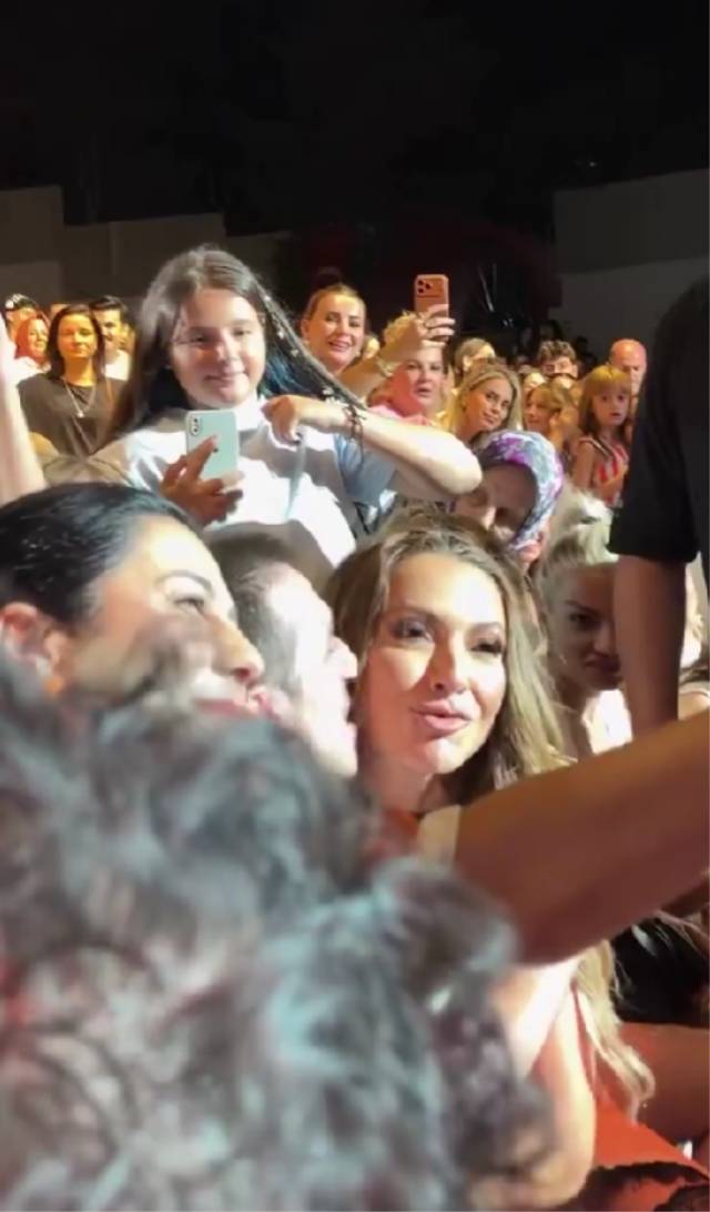 Hadise’nin sürpriz hareketi hayranlarını şaşkına uğrattı: Sahneden inip hayranını böyle öptü! 4