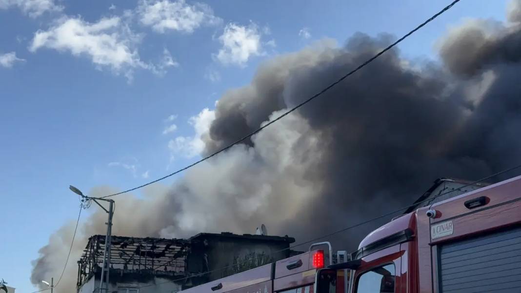 Tuzla'da alevler göğe yükseldi: Lojistik depoda başlayan yangın diğer fabrikalara sıçradı! 6