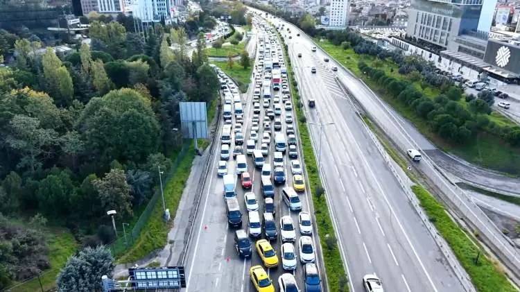 Bağcılar'da hareketli dakikalar: Meydana gelen zincirleme kazada yaralananlar var! 3