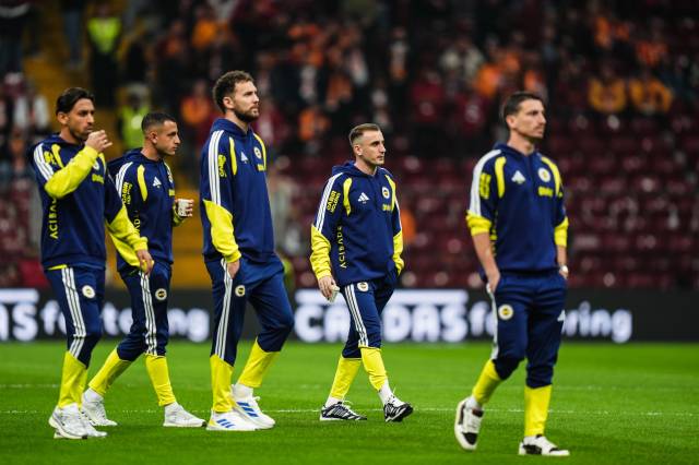 Galatasaray-Fenerbahçe derbisindeki olay görüntülere dünya basınından ağır eleştiri: "Utanç verici sahne, Vahşi Batı sahneleri" 12