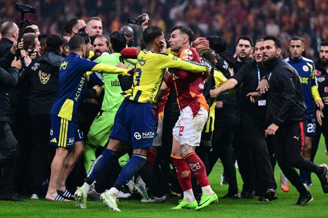 Galatasaray-Fenerbahçe derbisindeki olay görüntülere dünya basınından ağır eleştiri: "Utanç verici sahne, Vahşi Batı sahneleri" 11