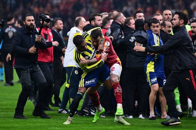 Galatasaray-Fenerbahçe derbisindeki olay görüntülere dünya basınından ağır eleştiri: "Utanç verici sahne, Vahşi Batı sahneleri" 10
