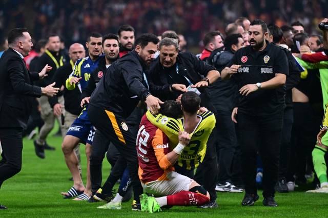 Galatasaray-Fenerbahçe derbisindeki olay görüntülere dünya basınından ağır eleştiri: "Utanç verici sahne, Vahşi Batı sahneleri" 9