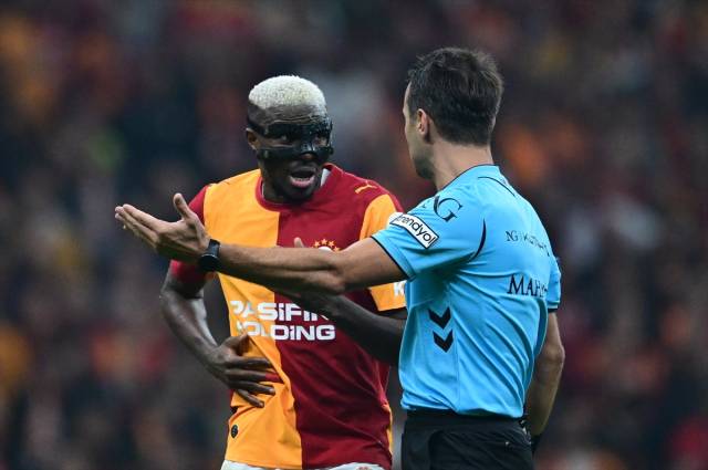 Galatasaray-Fenerbahçe derbisindeki olay görüntülere dünya basınından ağır eleştiri: "Utanç verici sahne, Vahşi Batı sahneleri" 8