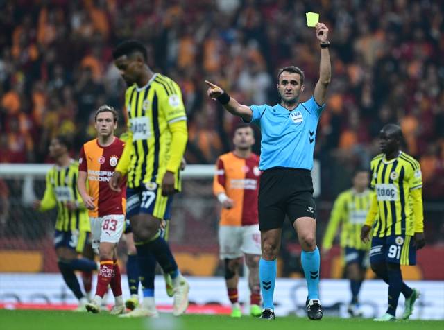 Galatasaray-Fenerbahçe derbisindeki olay görüntülere dünya basınından ağır eleştiri: "Utanç verici sahne, Vahşi Batı sahneleri" 7