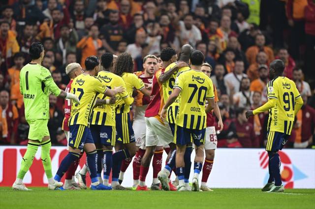 Galatasaray-Fenerbahçe derbisindeki olay görüntülere dünya basınından ağır eleştiri: "Utanç verici sahne, Vahşi Batı sahneleri" 6