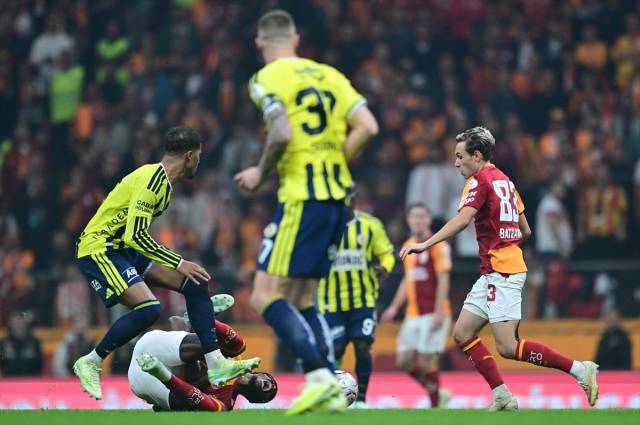 Galatasaray-Fenerbahçe derbisindeki olay görüntülere dünya basınından ağır eleştiri: "Utanç verici sahne, Vahşi Batı sahneleri" 3