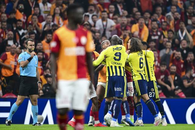 Galatasaray-Fenerbahçe derbisindeki olay görüntülere dünya basınından ağır eleştiri: "Utanç verici sahne, Vahşi Batı sahneleri" 4