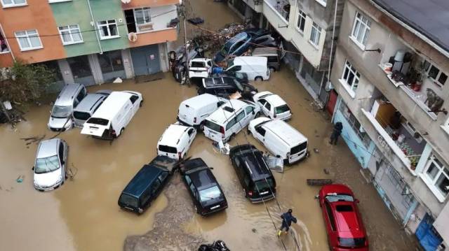 Sağanak yağışın İstanbul'a 1 günlük bilançosu! 3 vatandaş hayatını kaybetti: Milyonlarca maddi hasar! 5