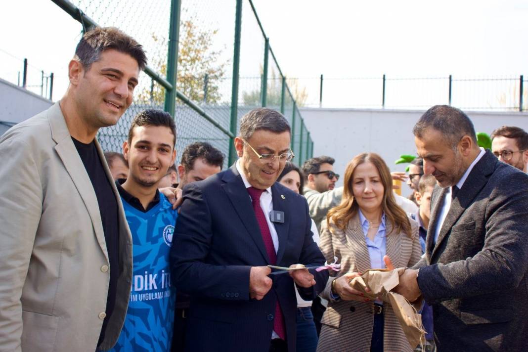 Milletvekili Serkan Bayram’dan Özel Öğrencilere Anlamlı Destek: Buğday Tanesi Halı Sahası Açıldı 1