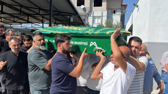 Şarkıcı Atilla Taş kızına gözyaşlarıyla beraber veda etti 4