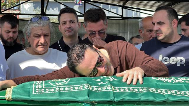 Şarkıcı Atilla Taş kızına gözyaşlarıyla beraber veda etti 7