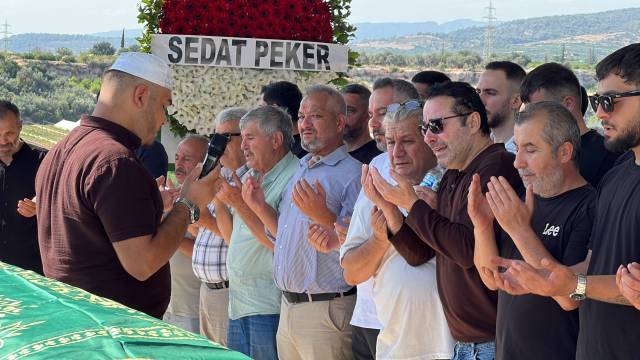 Şarkıcı Atilla Taş kızına gözyaşlarıyla beraber veda etti 6