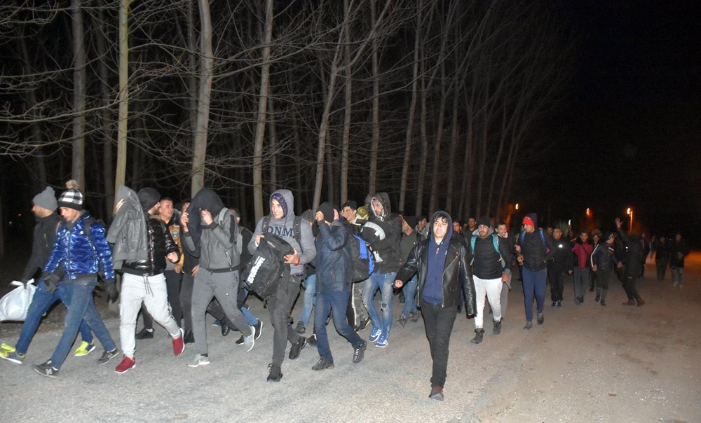 Edirne'de göçmenler Yunanistan sınırına yürüyor 1