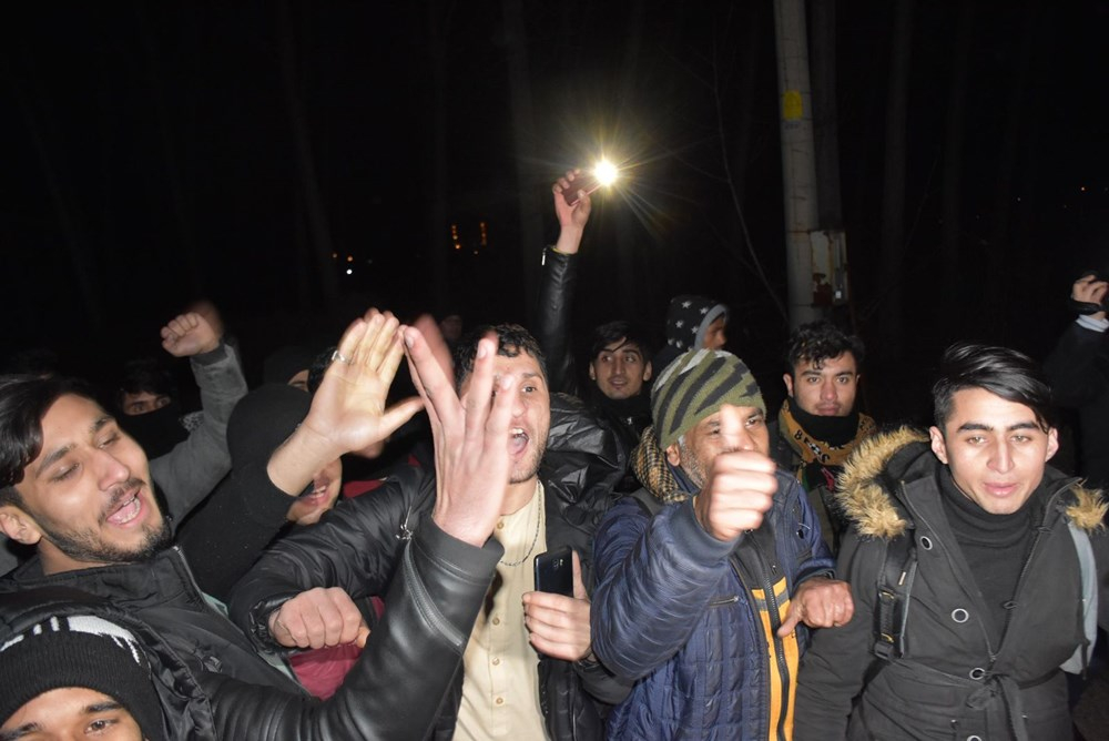 Edirne'de göçmenler Yunanistan sınırına yürüyor 12