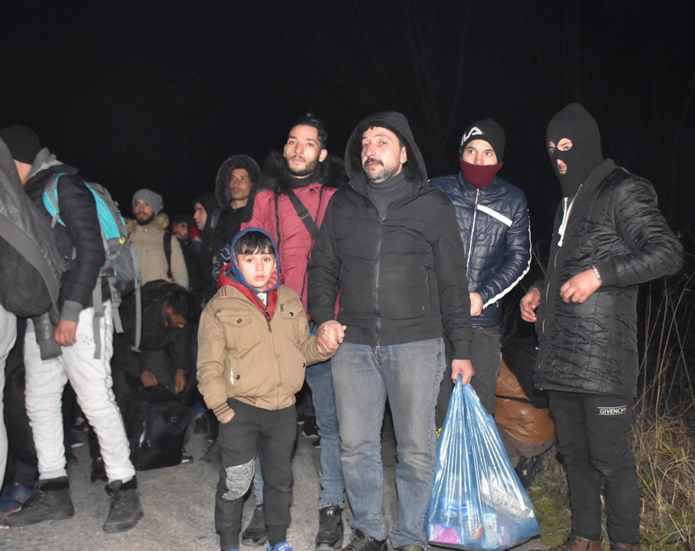 Edirne'de göçmenler Yunanistan sınırına yürüyor 17