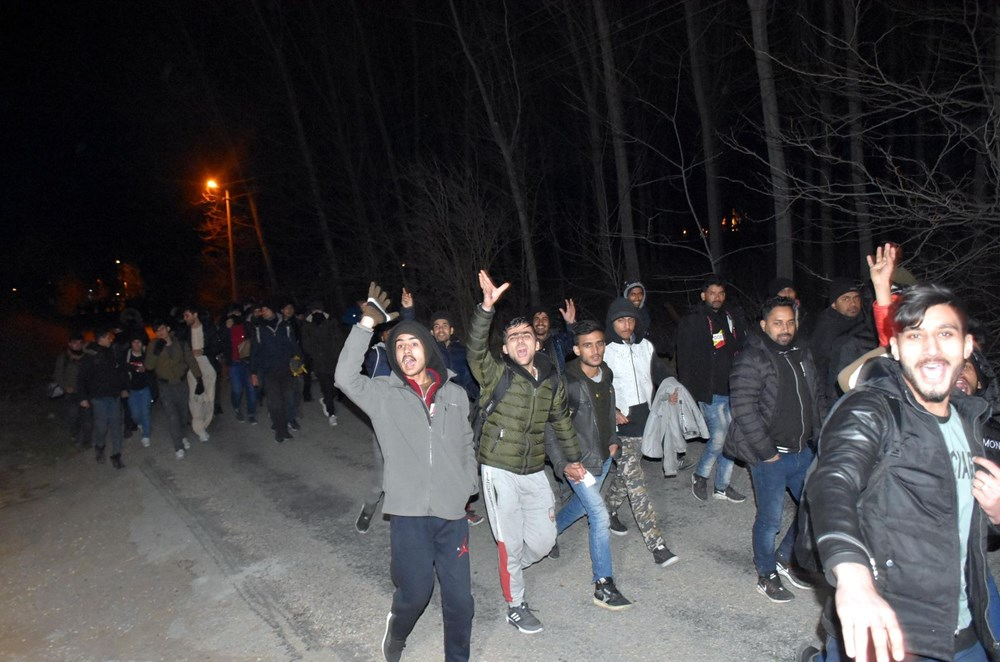 Edirne'de göçmenler Yunanistan sınırına yürüyor 3