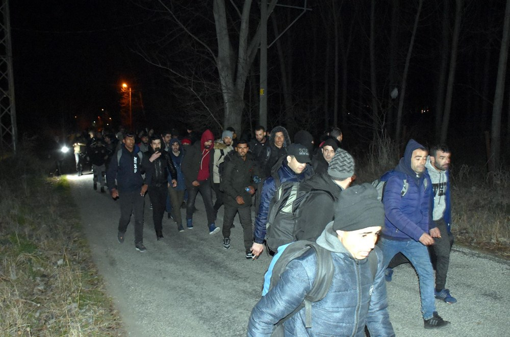 Edirne'de göçmenler Yunanistan sınırına yürüyor 6