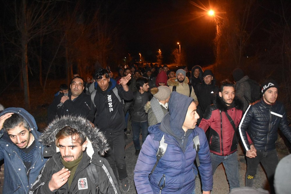 Edirne'de göçmenler Yunanistan sınırına yürüyor 7